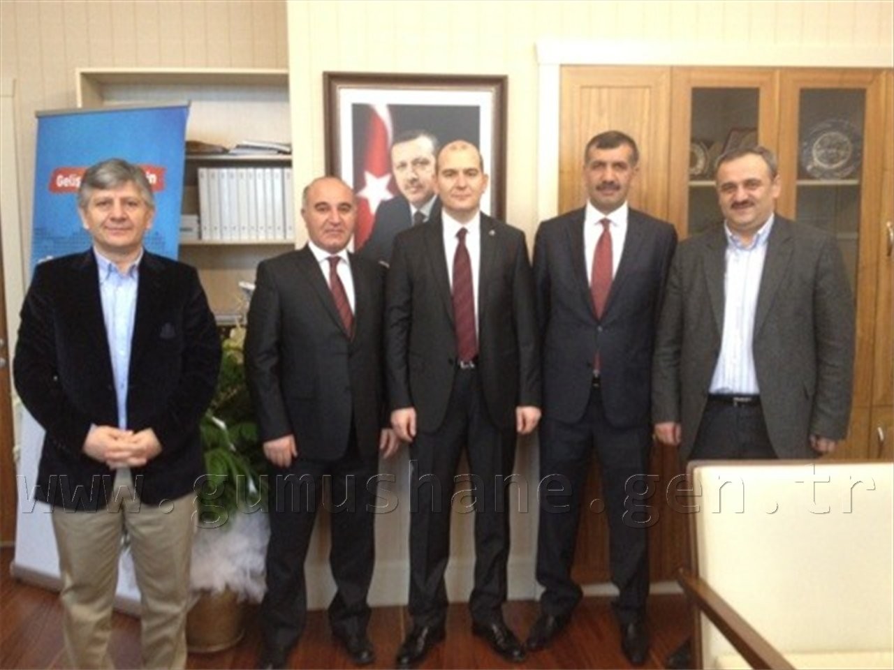 Aydın AK Parti Genel Merkezindeki Ofisinde de Ziyaretçilerine İlgisini İhmal Etmiyor 2