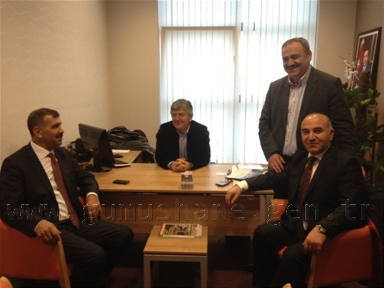 Aydın AK Parti Genel Merkezindeki Ofisinde de Ziyaretçilerine İlgisini İhmal Etmiyor 3