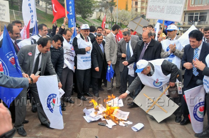 Gümüşhane'de Memurlar Bordro Yaktı 5