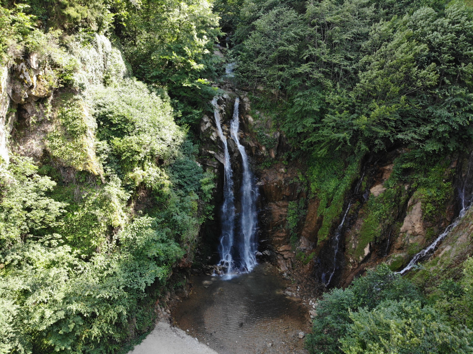 Buz gibi suları ve serinleten havasıyla Çağlayandibi Şelalesi ziyaretçilerini bekliyor 8