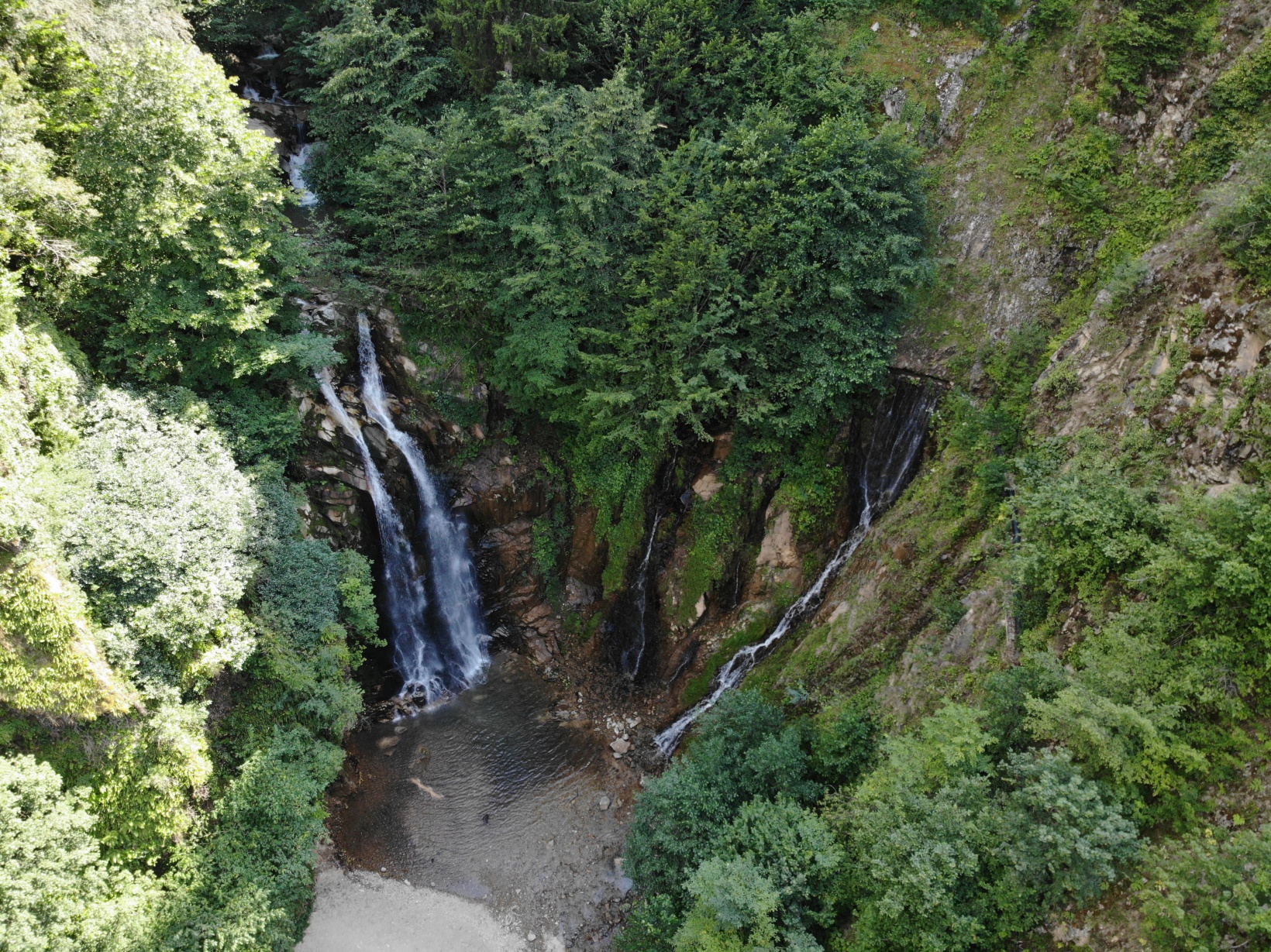 Buz gibi suları ve serinleten havasıyla Çağlayandibi Şelalesi ziyaretçilerini bekliyor 6