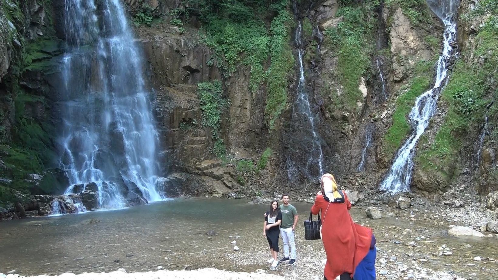 Buz gibi suları ve serinleten havasıyla Çağlayandibi Şelalesi ziyaretçilerini bekliyor 4