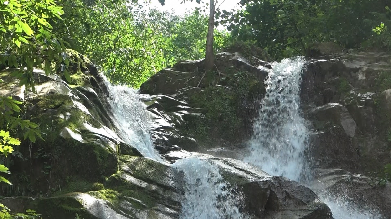 Buz gibi suları ve serinleten havasıyla Çağlayandibi Şelalesi ziyaretçilerini bekliyor 2