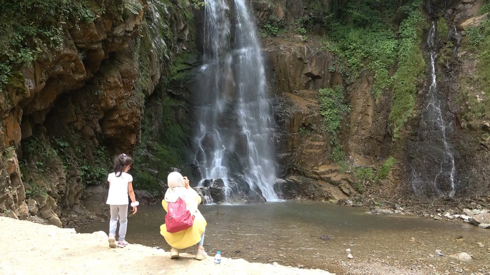 Buz gibi suları ve serinleten havasıyla Çağlayandibi Şelalesi ziyaretçilerini bekliyor 1