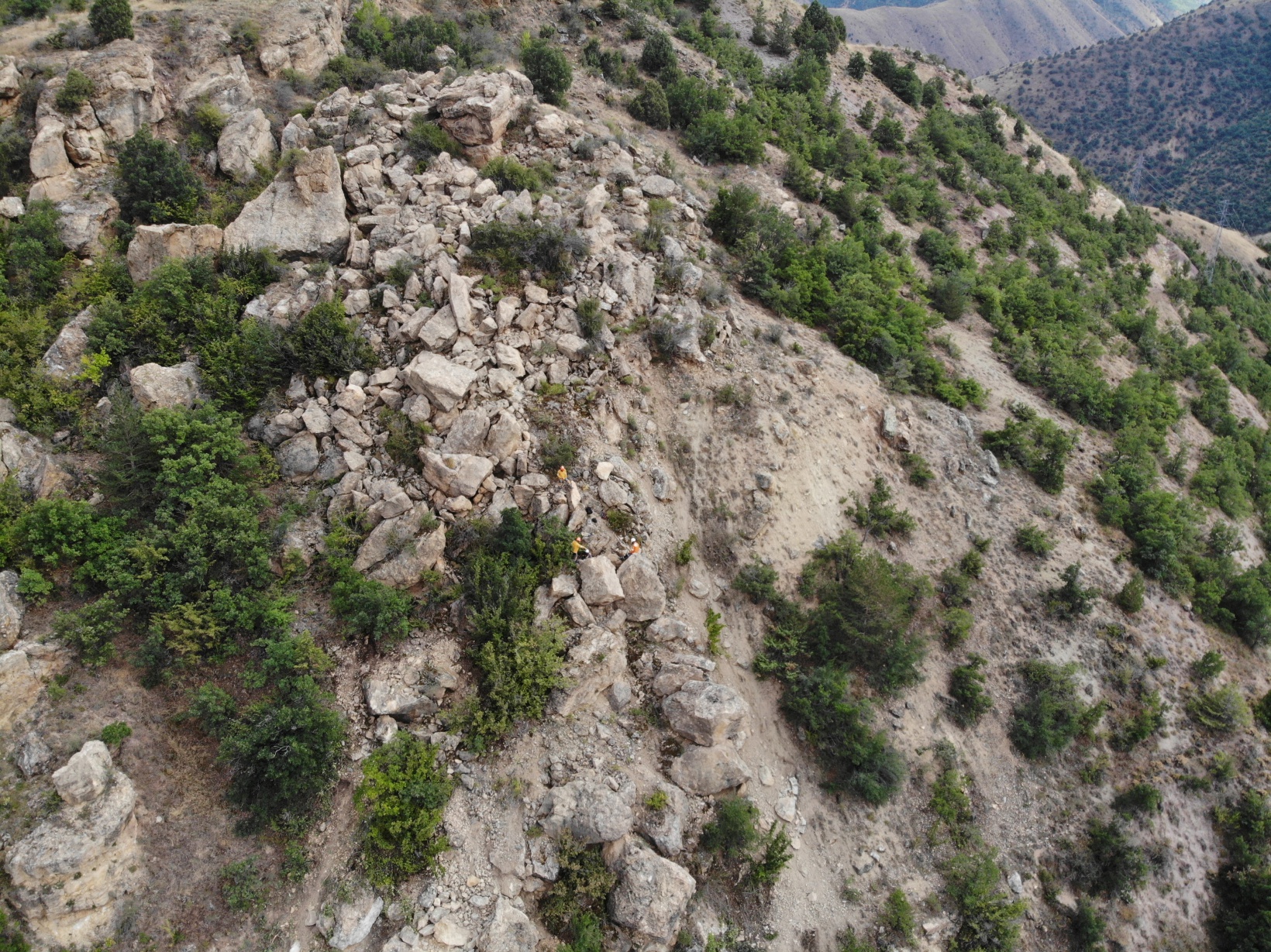 Eskibağlar’daki dev kayalar dağcılar tarafından temizleniyor 4