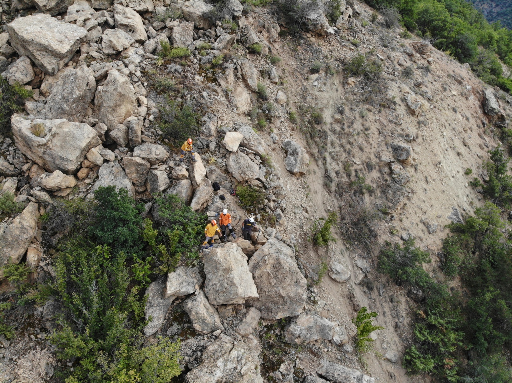 Eskibağlar’daki dev kayalar dağcılar tarafından temizleniyor 7