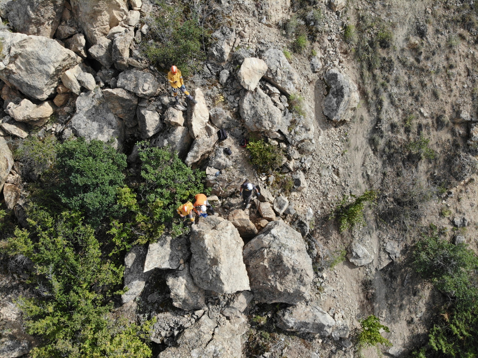 Eskibağlar’daki dev kayalar dağcılar tarafından temizleniyor 6