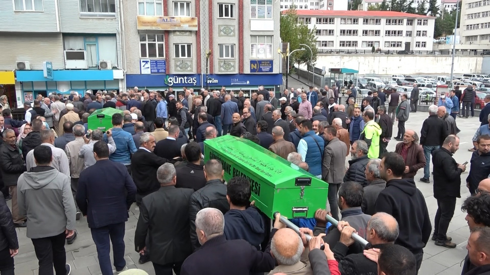 Gözyaşlarıyla son yolculuklarına uğurlandılar 5