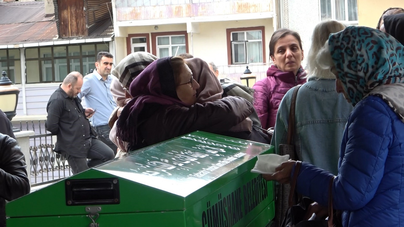 Gözyaşlarıyla son yolculuklarına uğurlandılar 2