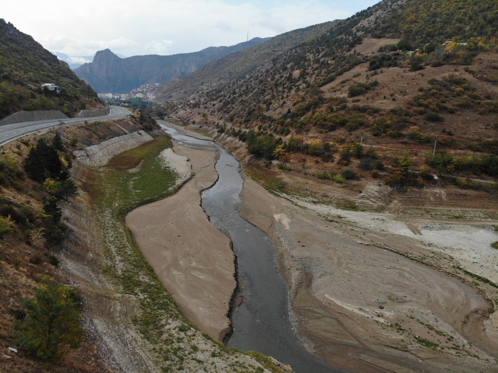 Sular çekildi tarihi Torul Köprüsü gün yüzüne çıktı  7