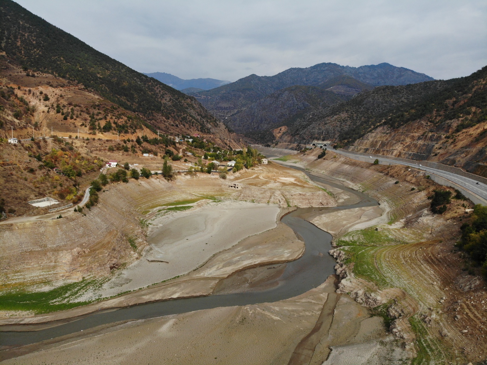 Sular çekildi tarihi Torul Köprüsü gün yüzüne çıktı  5