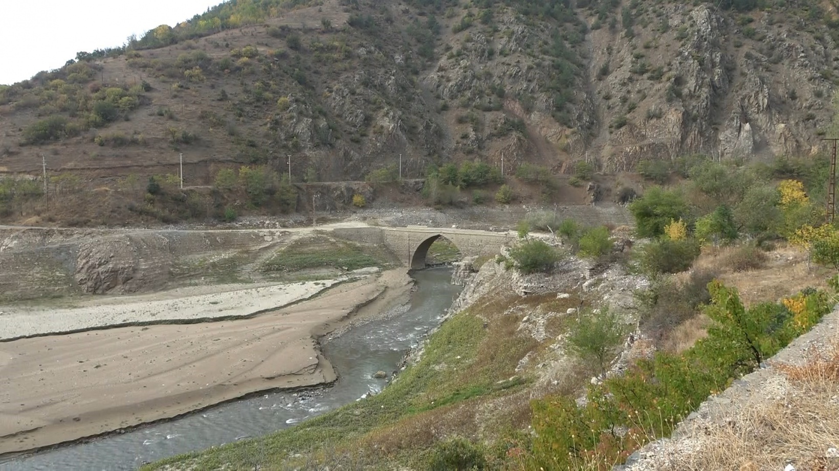 Sular çekildi tarihi Torul Köprüsü gün yüzüne çıktı  1