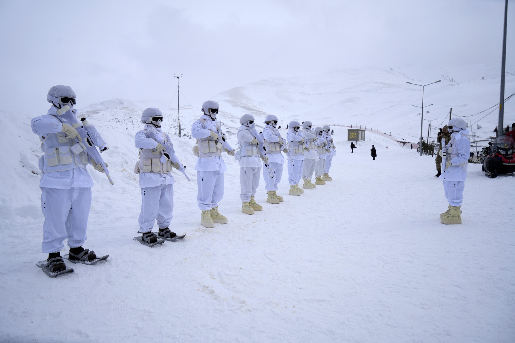 JAK timleri Zigana Dağında üniversite öğrencilerine çığda arama eğitimi verdi 8
