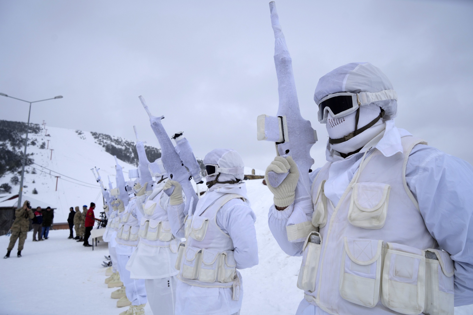 JAK timleri Zigana Dağında üniversite öğrencilerine çığda arama eğitimi verdi 4