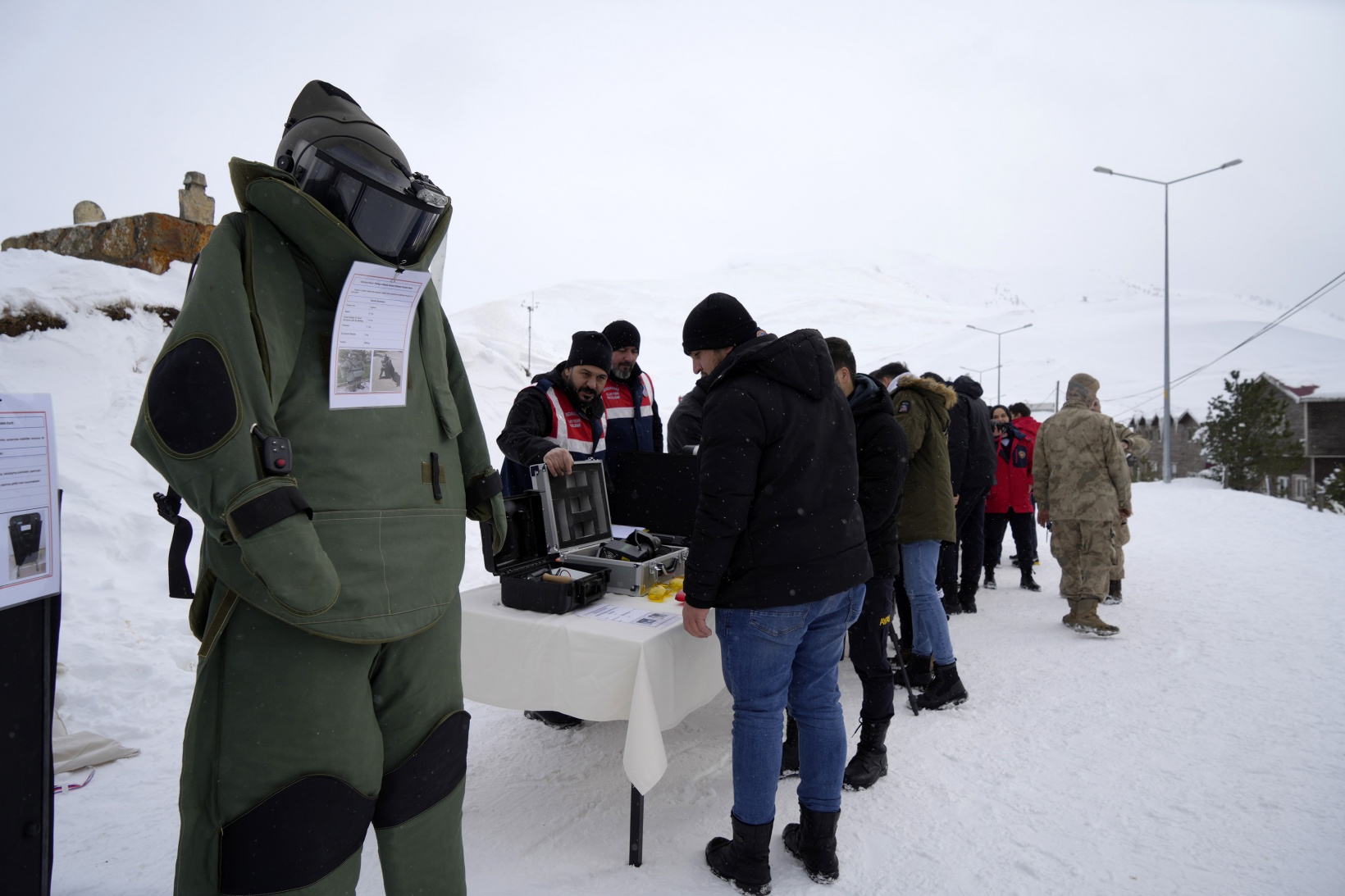 JAK timleri Zigana Dağında üniversite öğrencilerine çığda arama eğitimi verdi 1