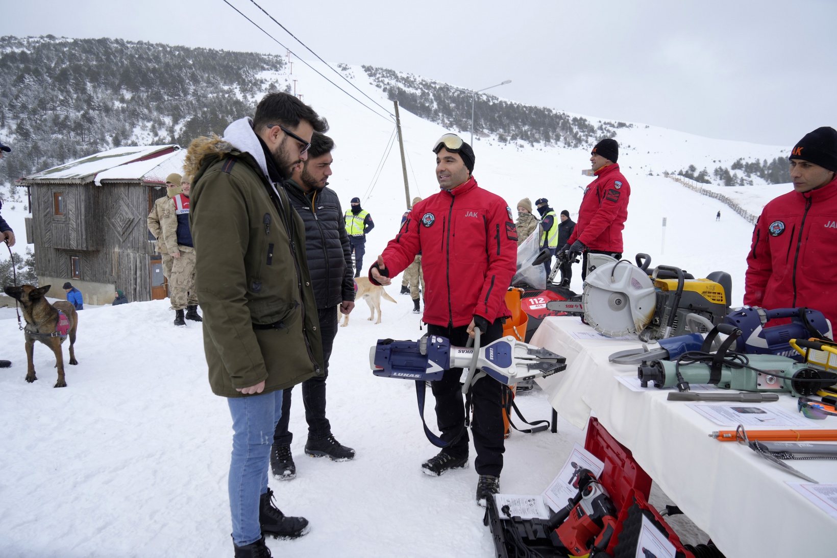 JAK timleri Zigana Dağında üniversite öğrencilerine çığda arama eğitimi verdi 6