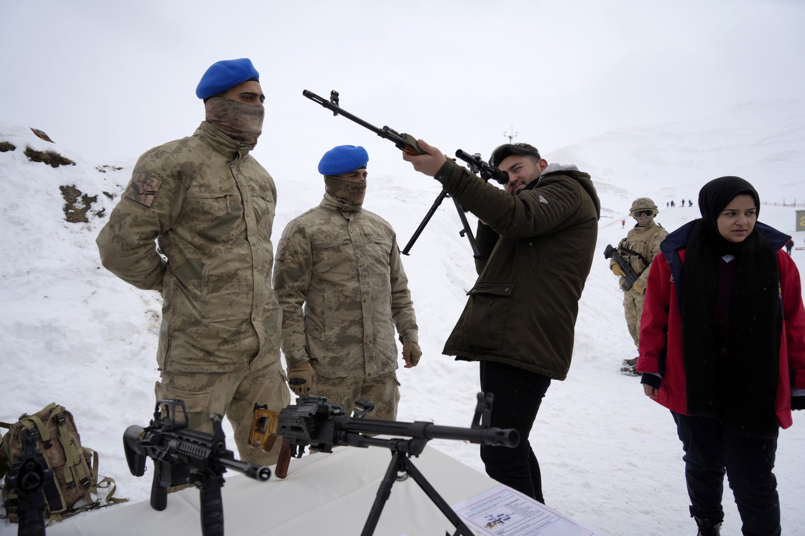JAK timleri Zigana Dağında üniversite öğrencilerine çığda arama eğitimi verdi 10