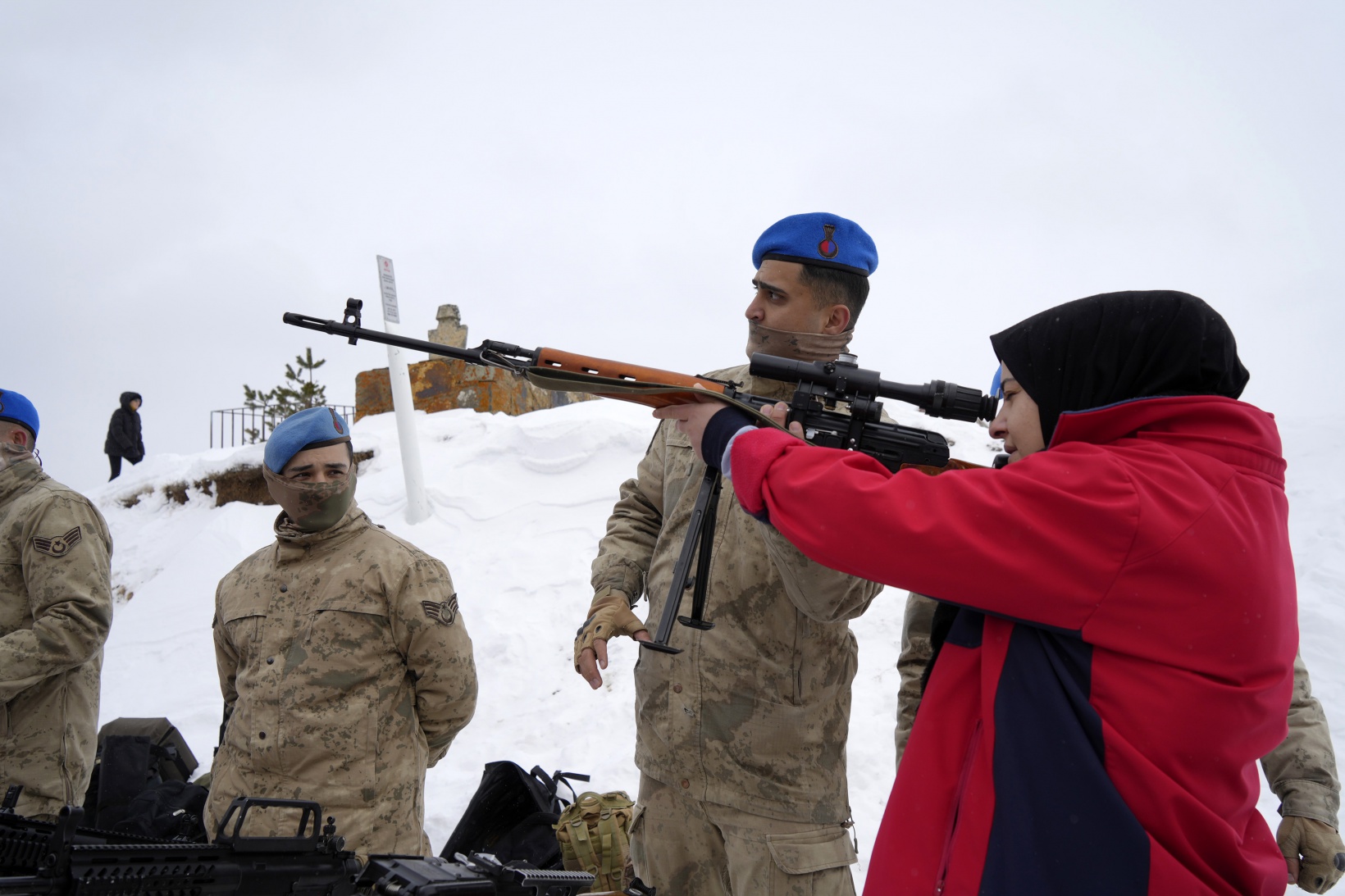 JAK timleri Zigana Dağında üniversite öğrencilerine çığda arama eğitimi verdi 5