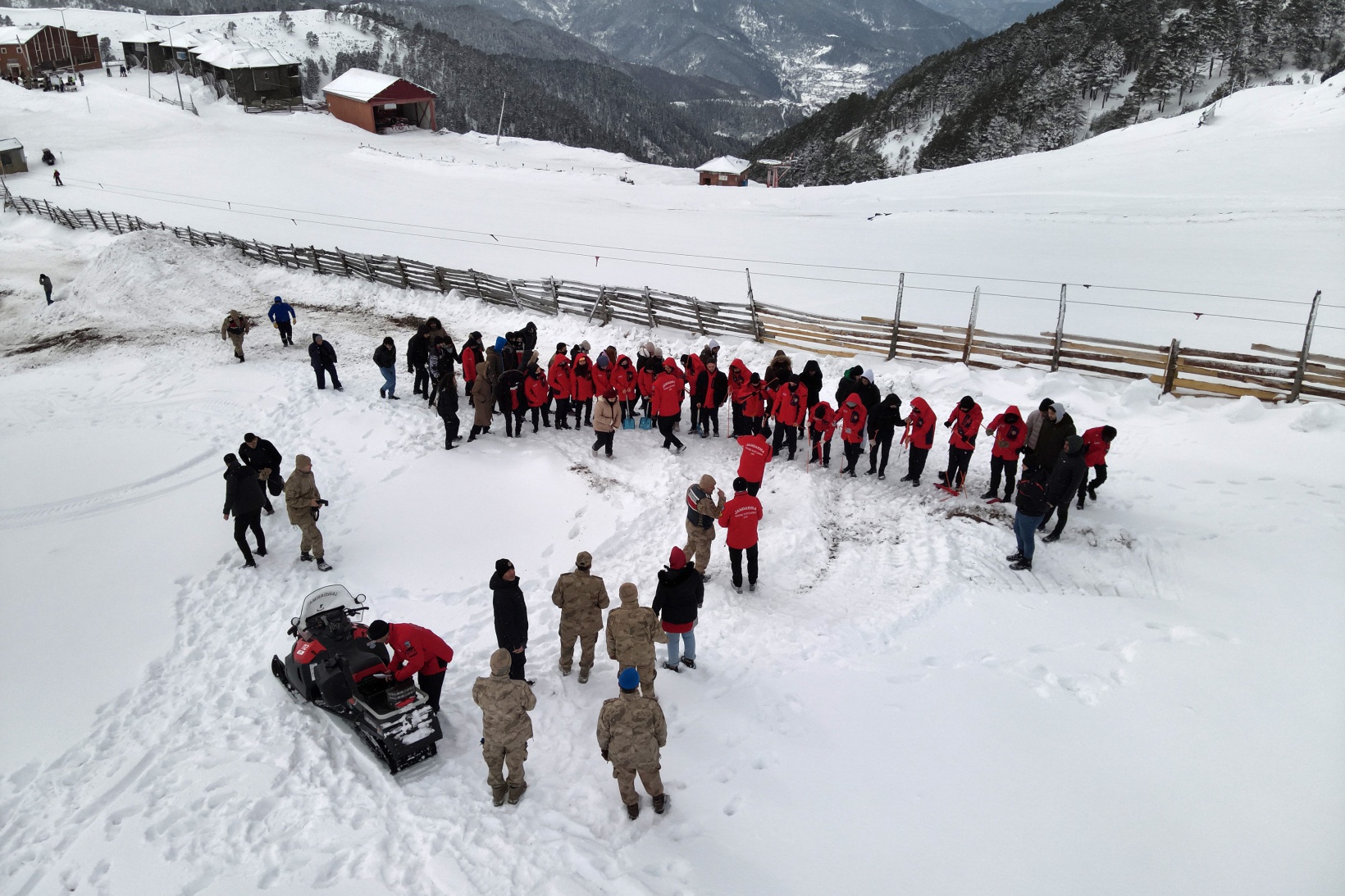 JAK timleri Zigana Dağında üniversite öğrencilerine çığda arama eğitimi verdi 9