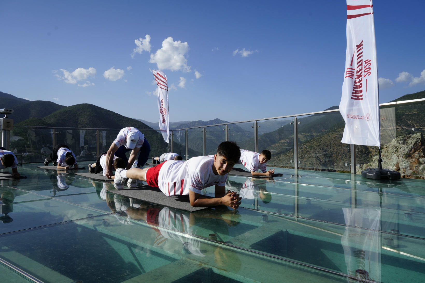 ‘Hareketlilik Yılı'nı 240 metre yükseklikte kutladılar 4