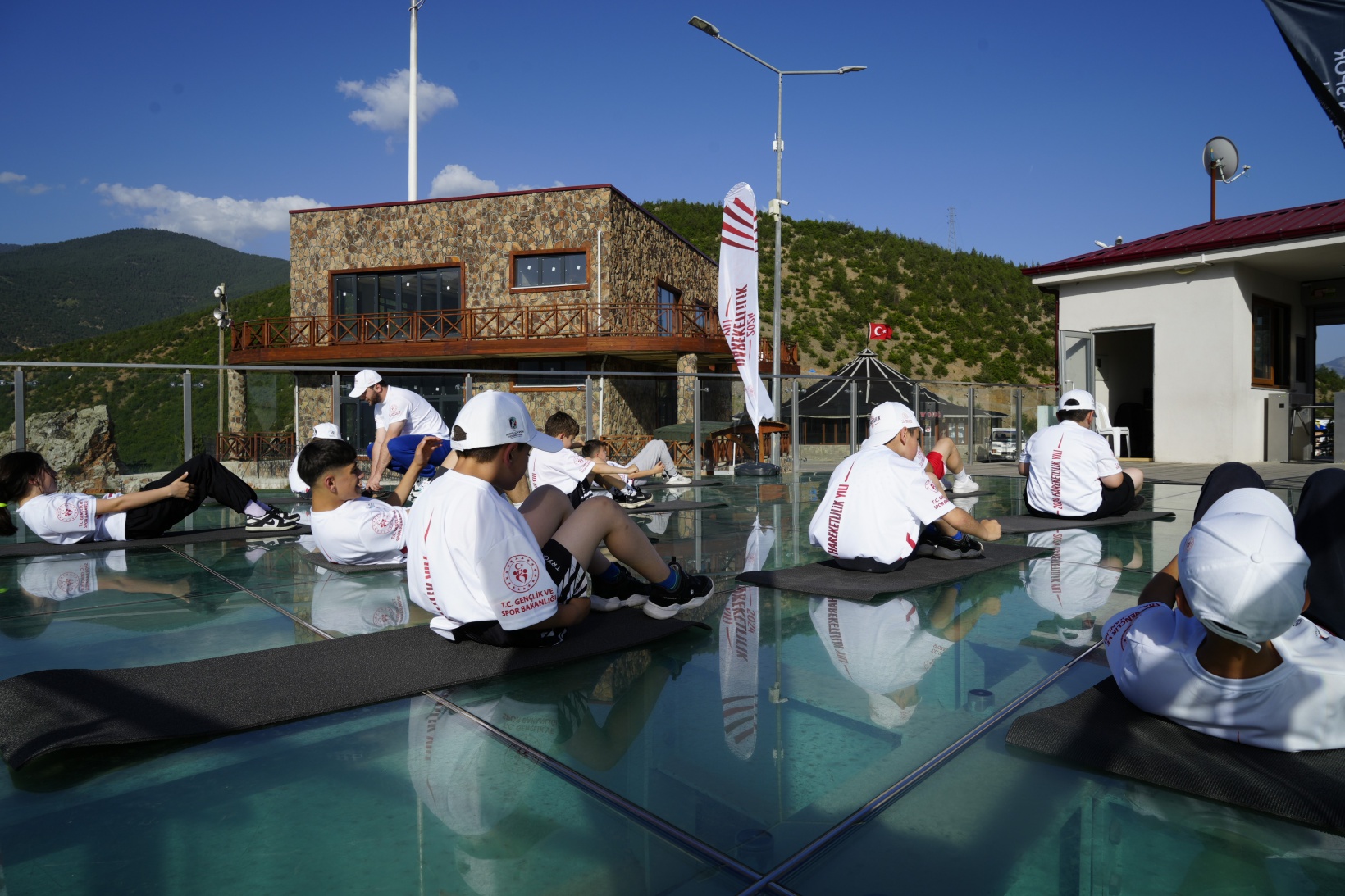 ‘Hareketlilik Yılı'nı 240 metre yükseklikte kutladılar 5