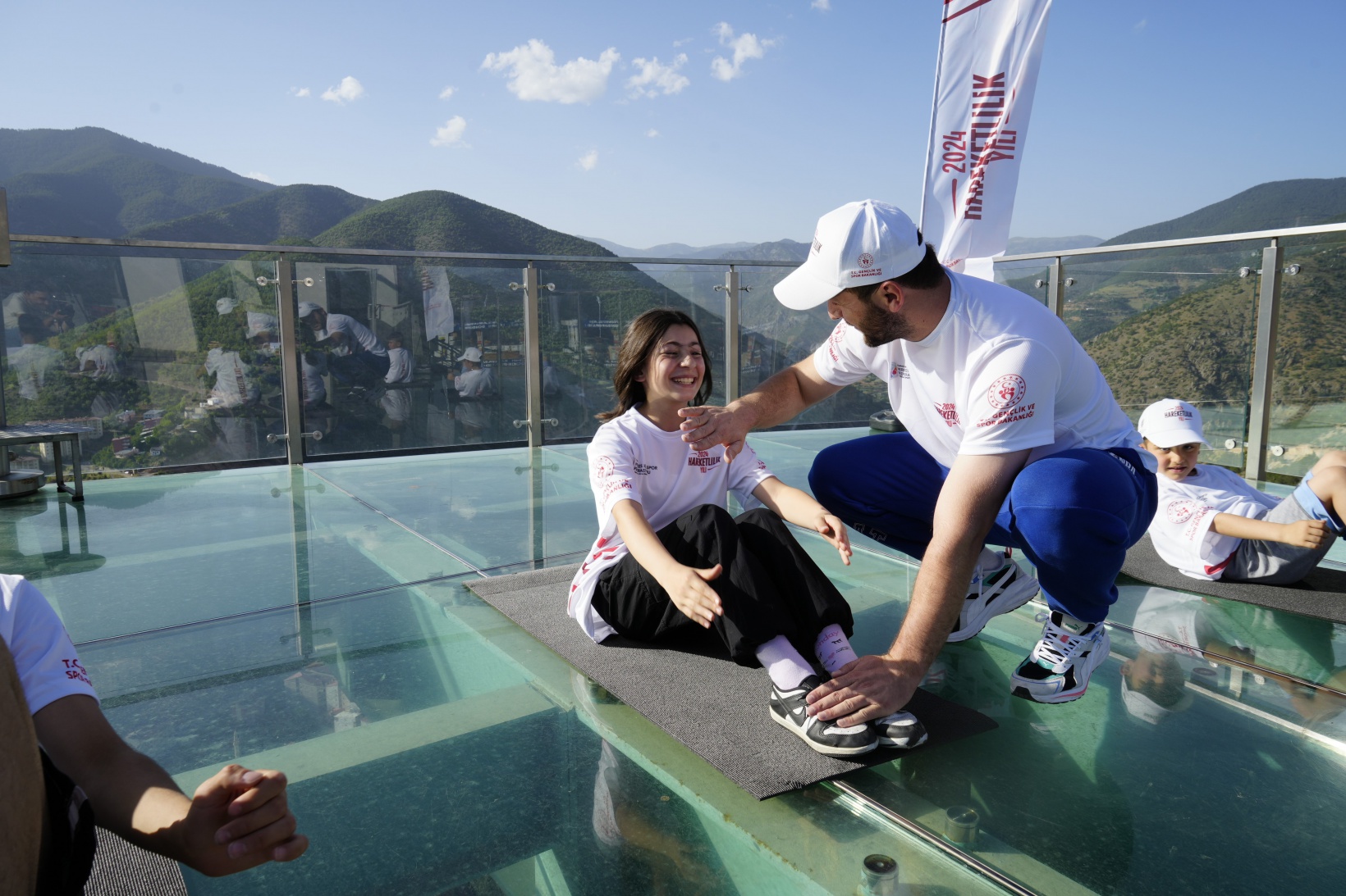 ‘Hareketlilik Yılı'nı 240 metre yükseklikte kutladılar 7