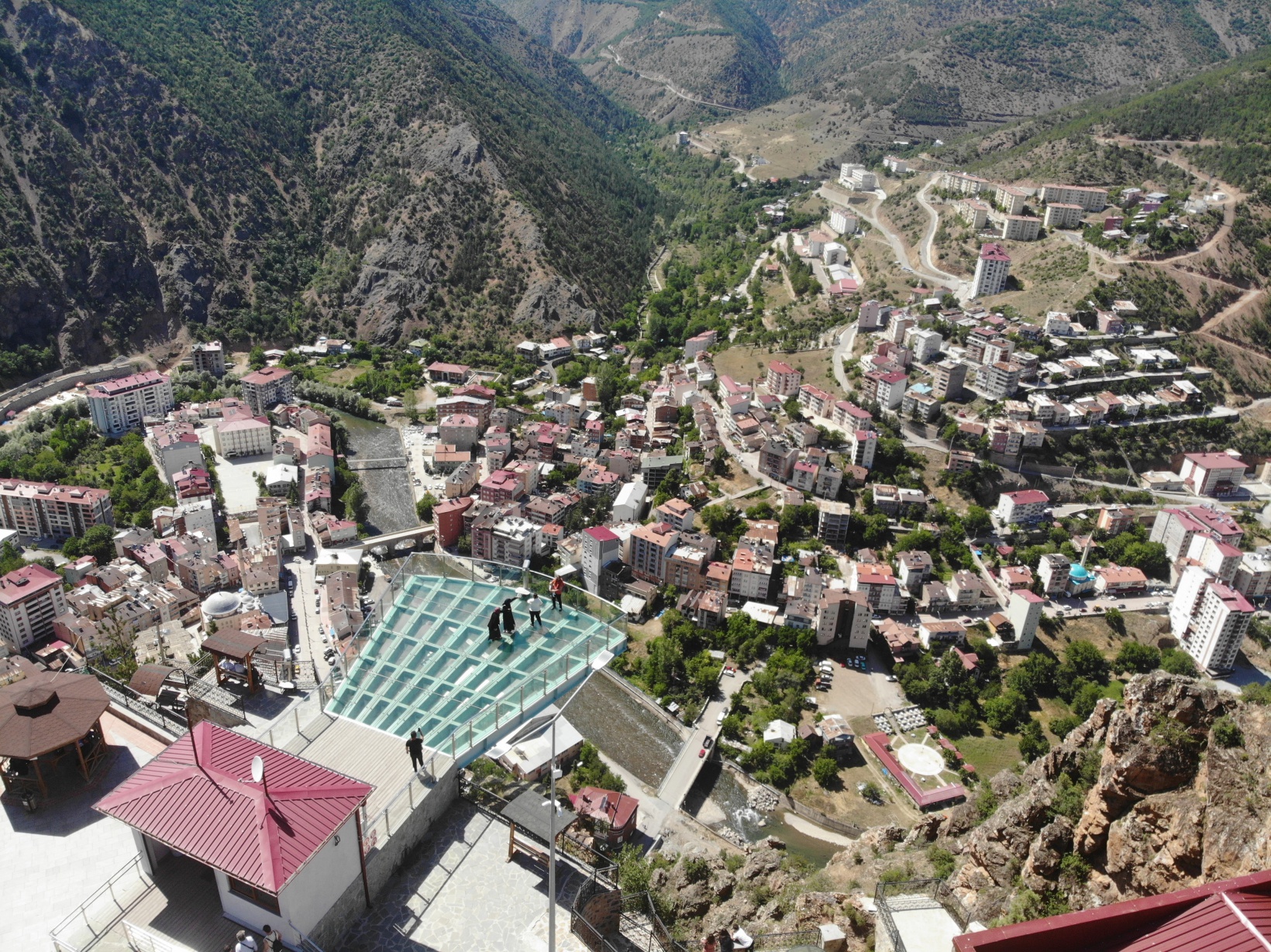 Torul Cam Seyir Terası manzarası ve nefes kesen 240 metrelik yüksekliğiyle ziyaretçilerini bekliyor 9