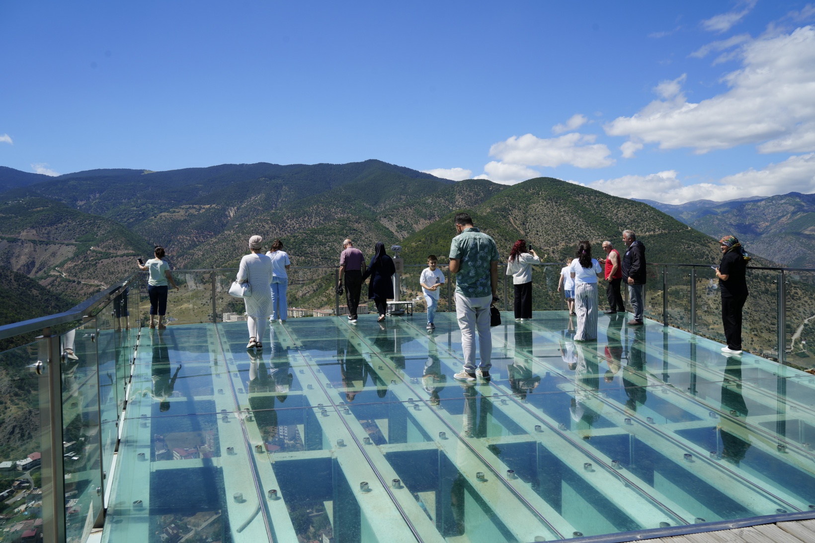 Torul Cam Seyir Terası manzarası ve nefes kesen 240 metrelik yüksekliğiyle ziyaretçilerini bekliyor 5