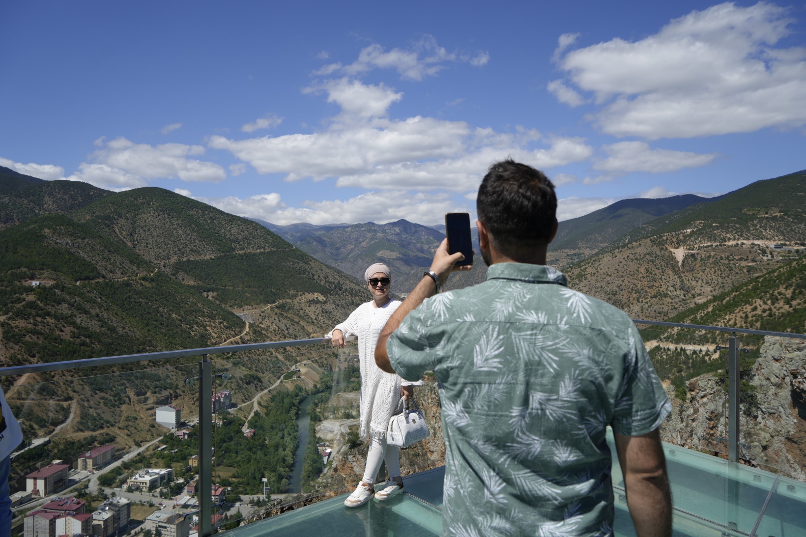 Torul Cam Seyir Terası manzarası ve nefes kesen 240 metrelik yüksekliğiyle ziyaretçilerini bekliyor 4