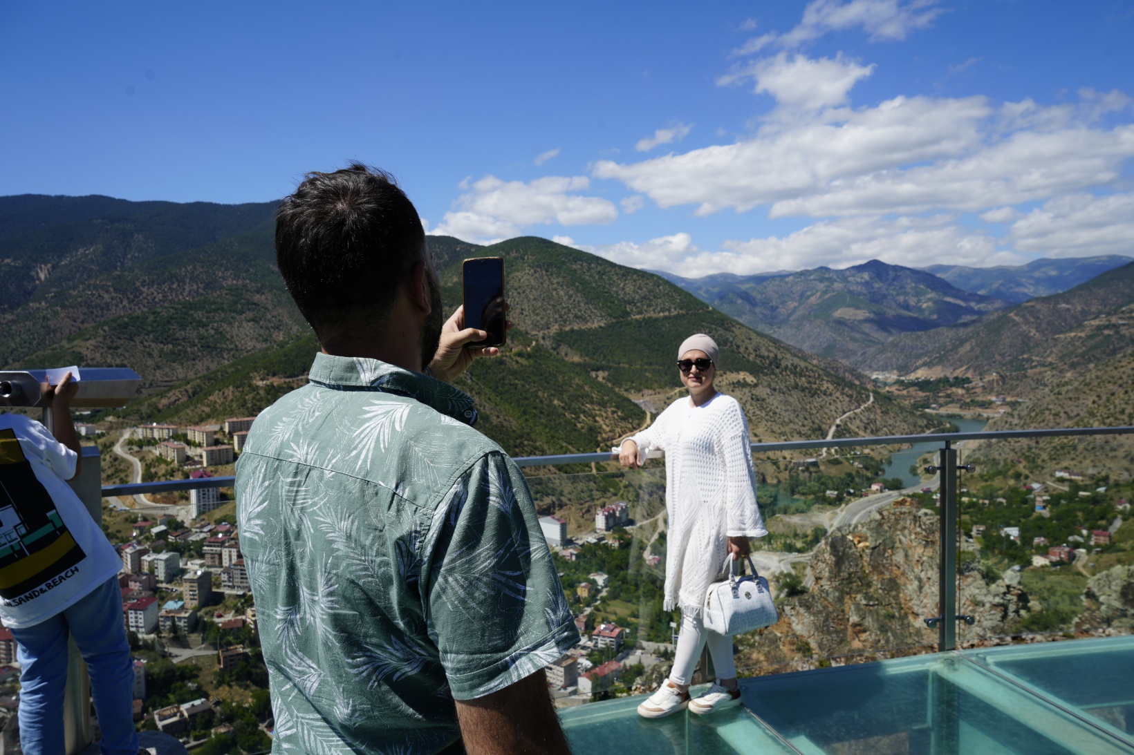 Torul Cam Seyir Terası manzarası ve nefes kesen 240 metrelik yüksekliğiyle ziyaretçilerini bekliyor 3