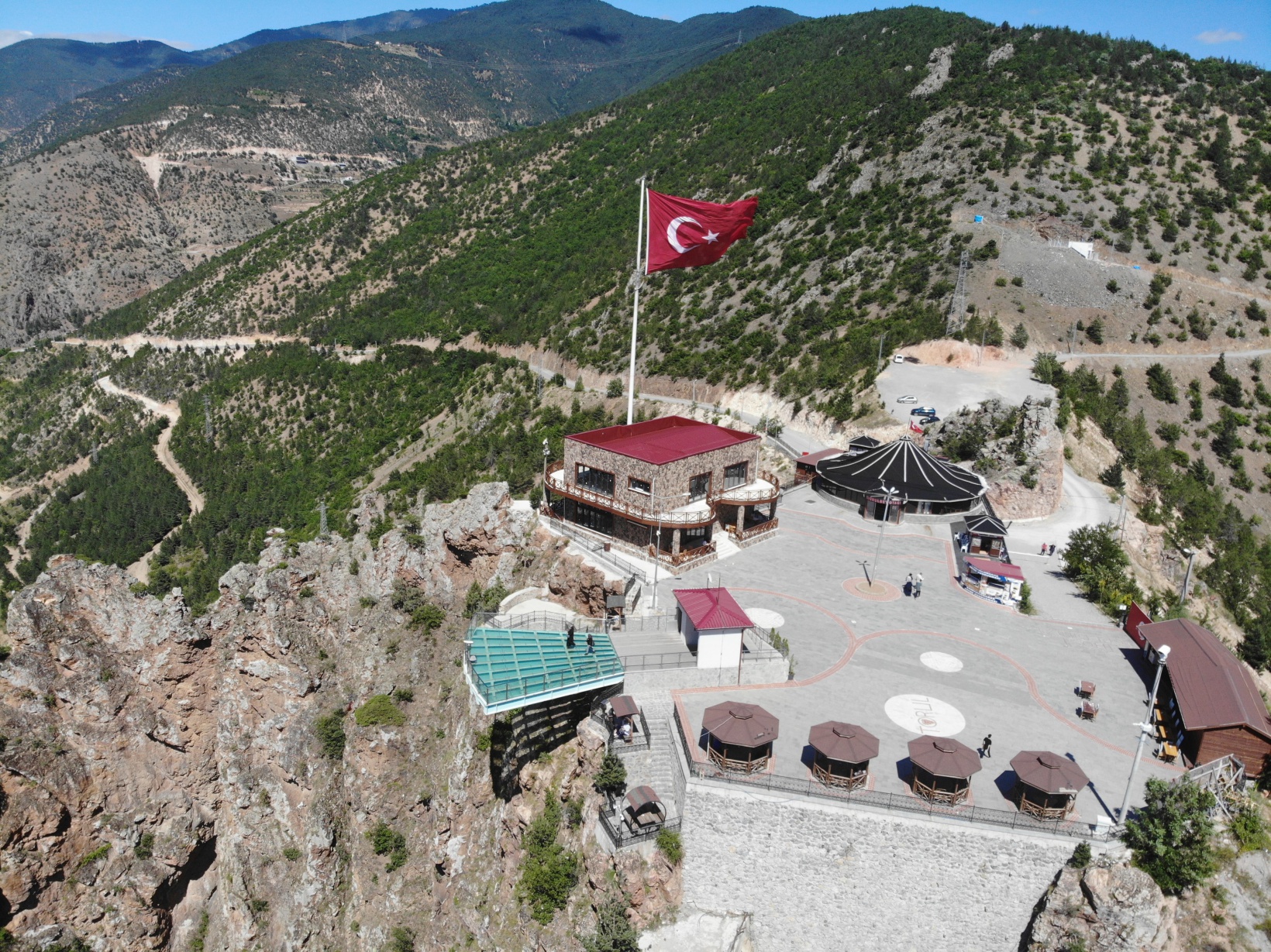 Torul Cam Seyir Terası manzarası ve nefes kesen 240 metrelik yüksekliğiyle ziyaretçilerini bekliyor 10