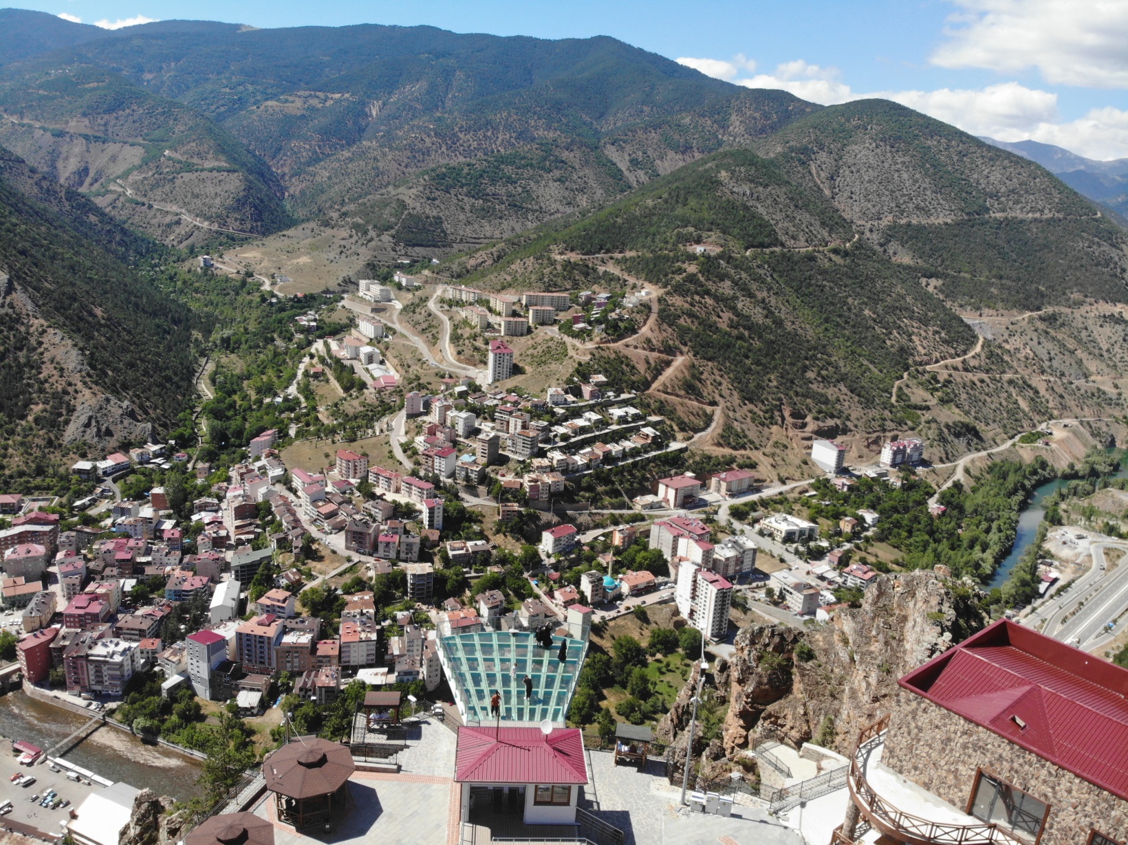 Torul Cam Seyir Terası manzarası ve nefes kesen 240 metrelik yüksekliğiyle ziyaretçilerini bekliyor 8