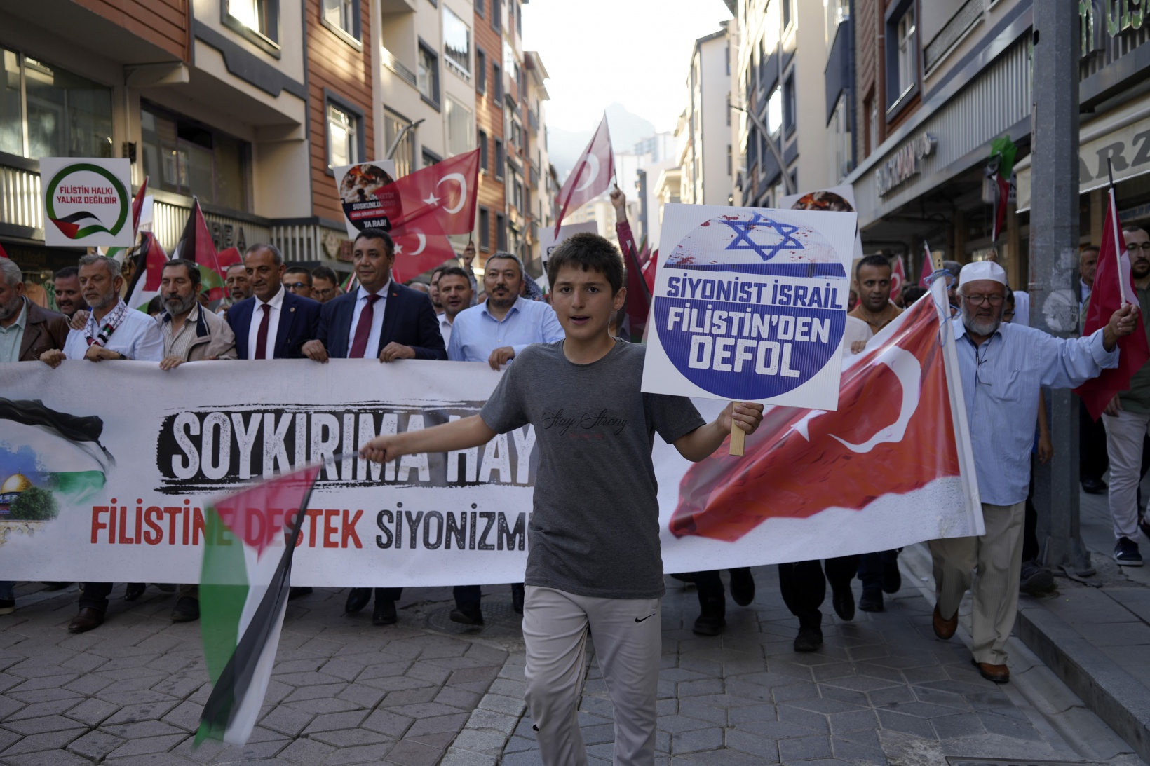 Gümüşhane’de yüzlerce kişi Haniye ve Filistin için yürüdü 41