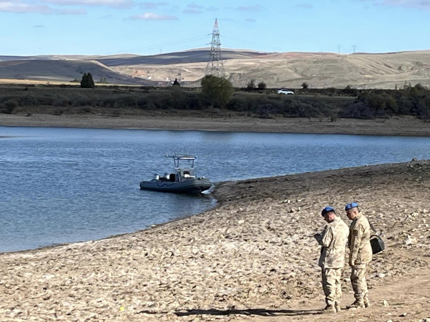 İntihar etmek için gölete gittiğini söyleyen genç 17 saattir aranıyor 4