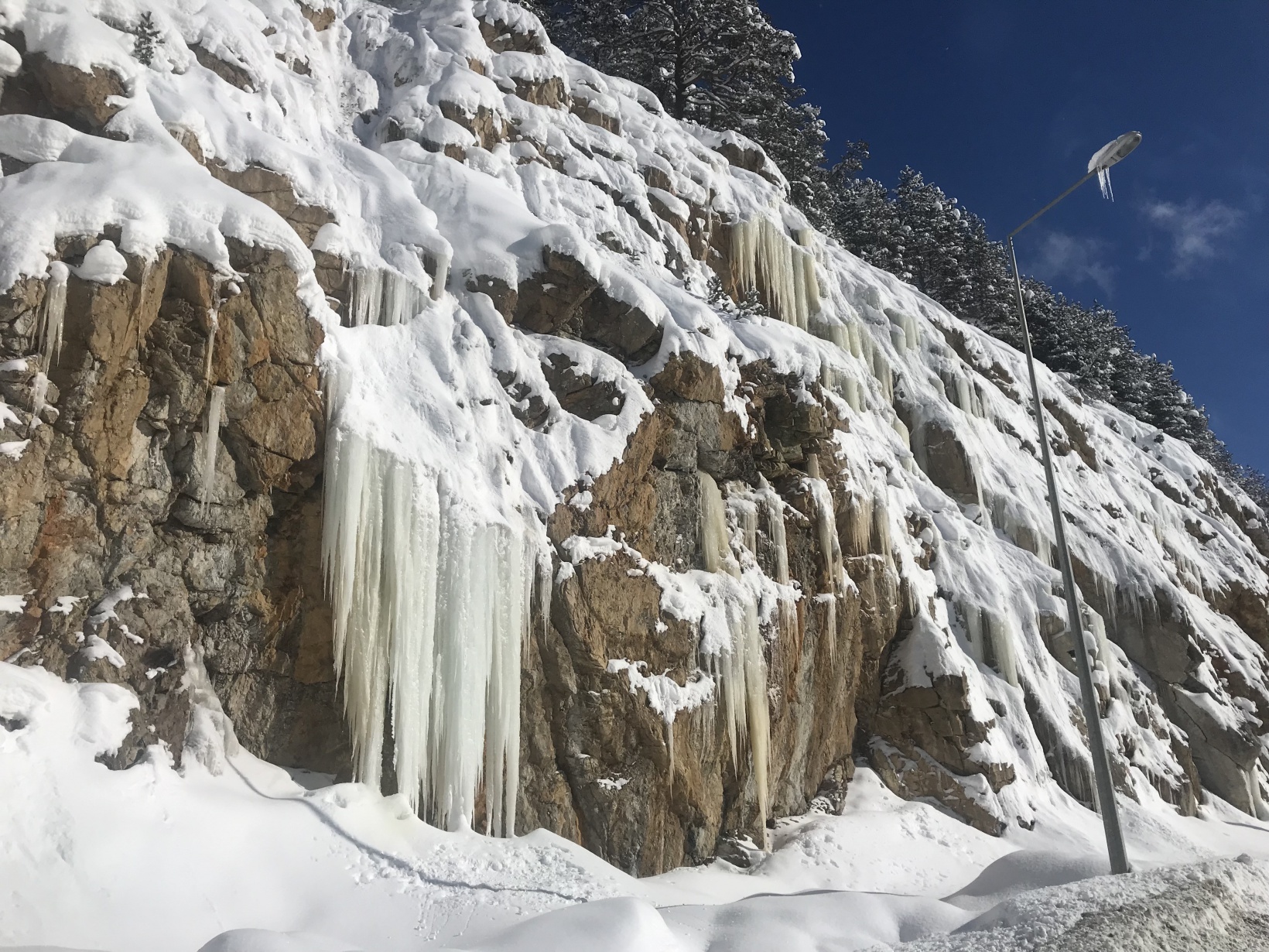 Zigana Dağı’nda devasa buz sarkıtları şaşırtıyor 3