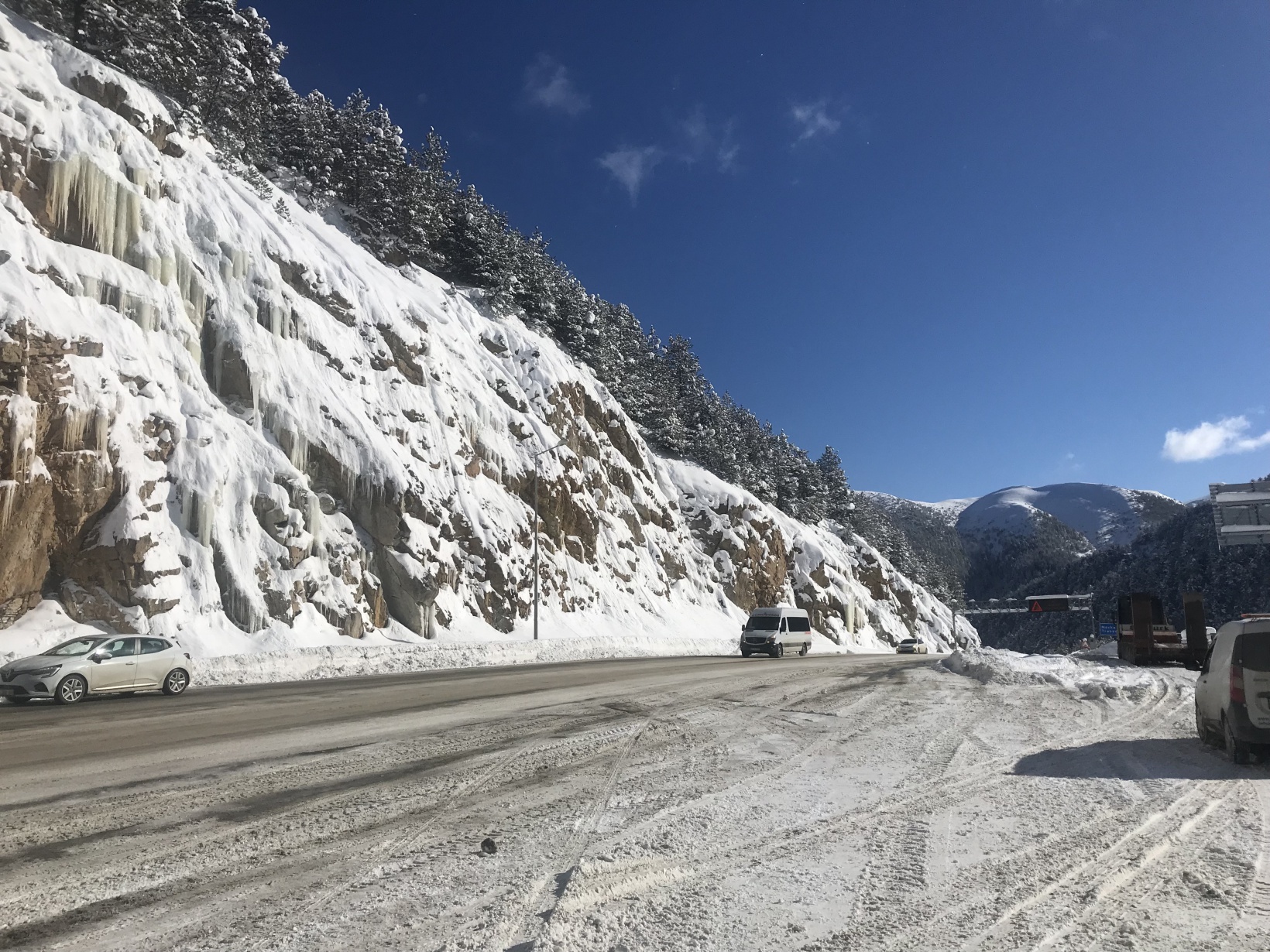 Zigana Dağı’nda devasa buz sarkıtları şaşırtıyor 4