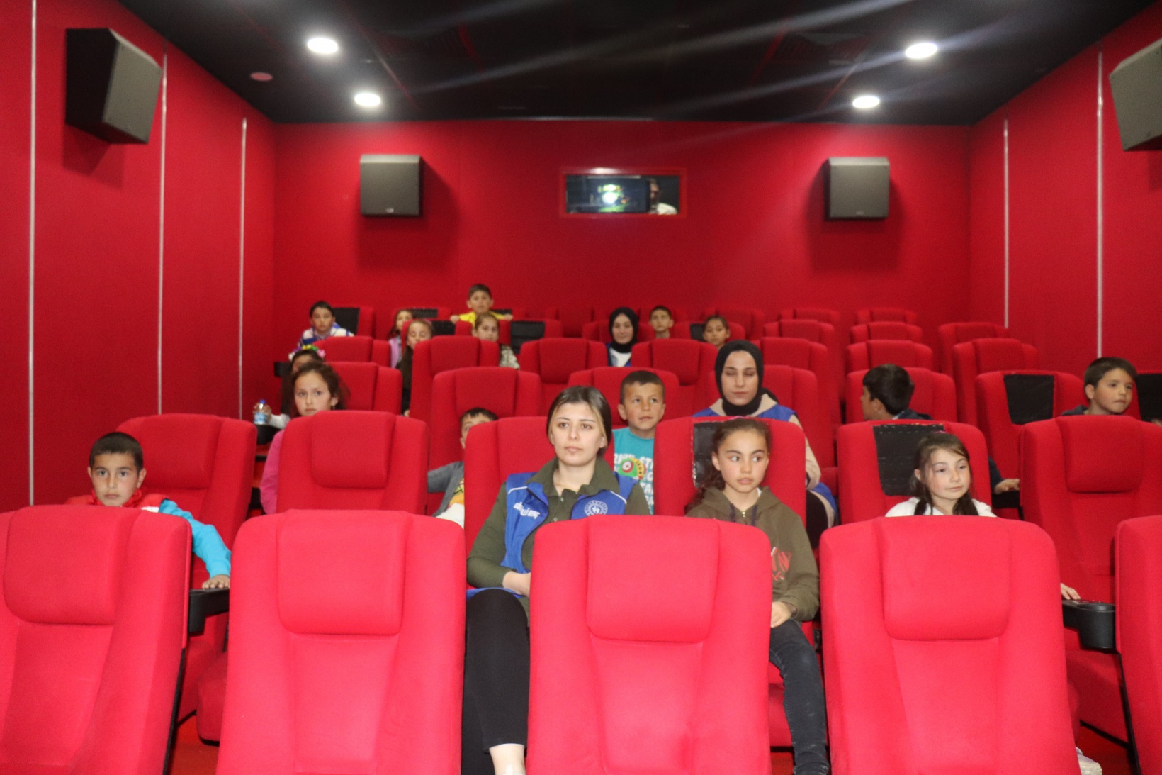 Köy okulundaki çocuklar hayatlarında ilk defa sinemayla tanıştı 27