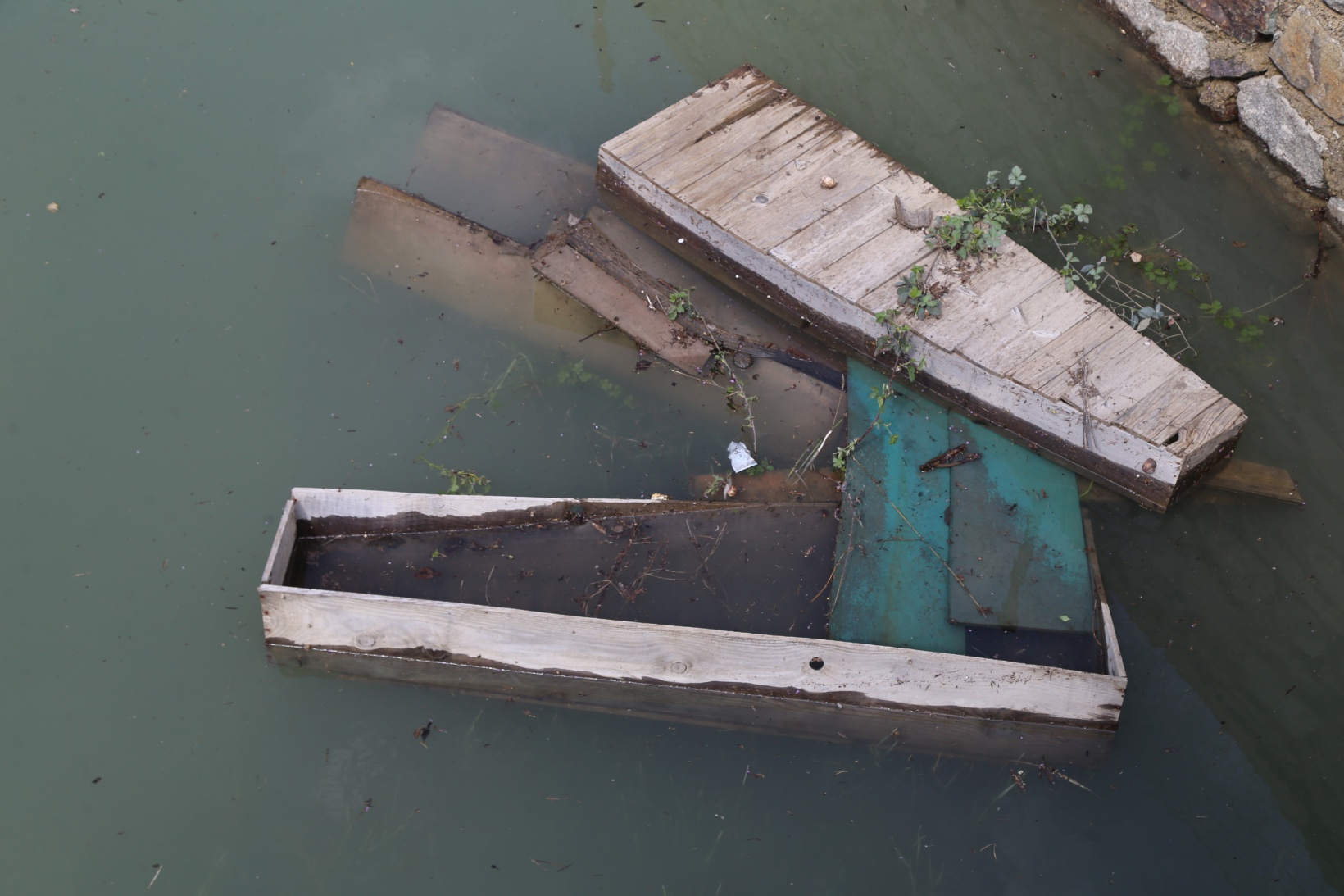 Baraj suları yükselince mezarlıklar sular altında kaldı 2