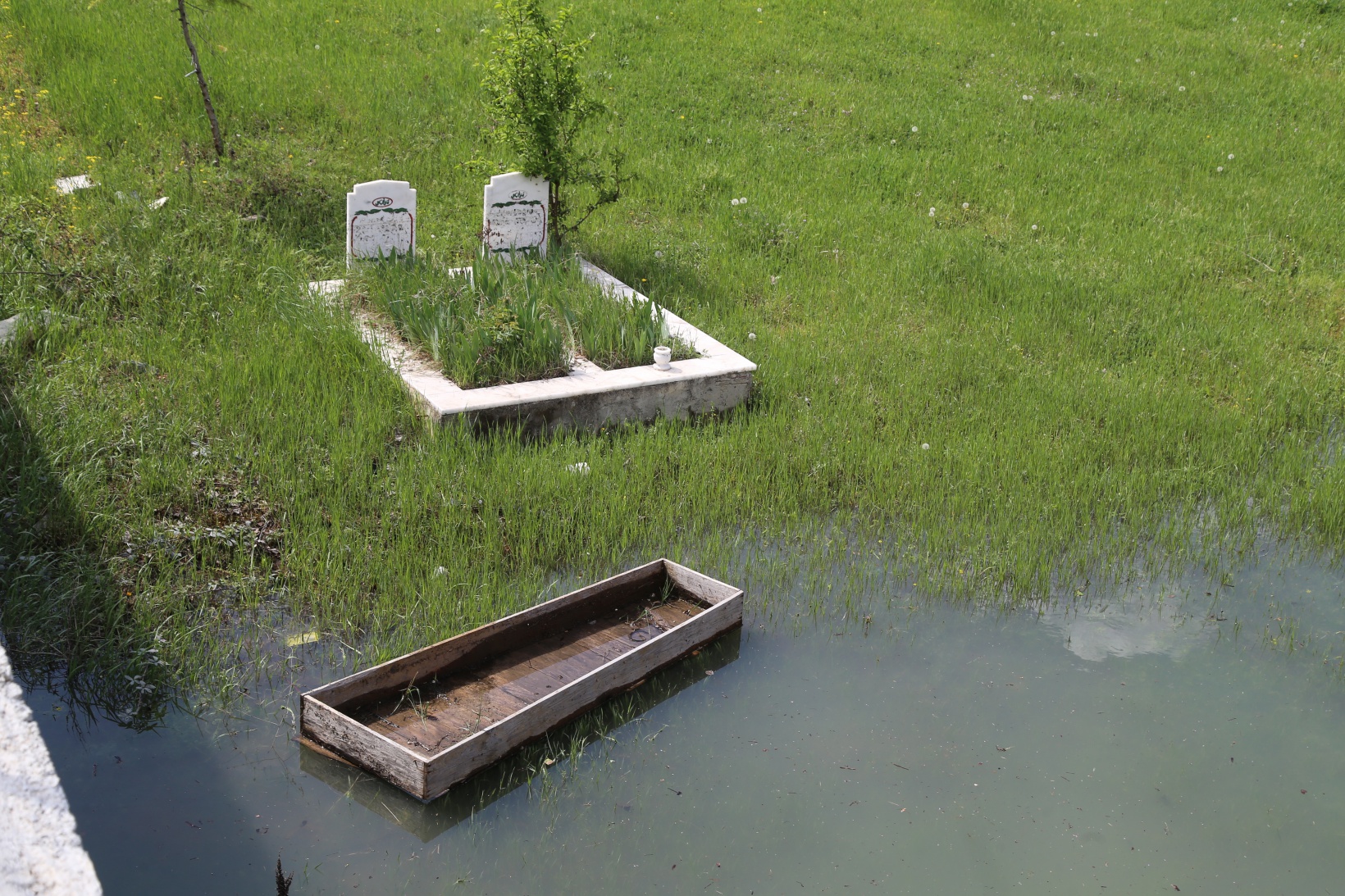 Baraj suları yükselince mezarlıklar sular altında kaldı 11
