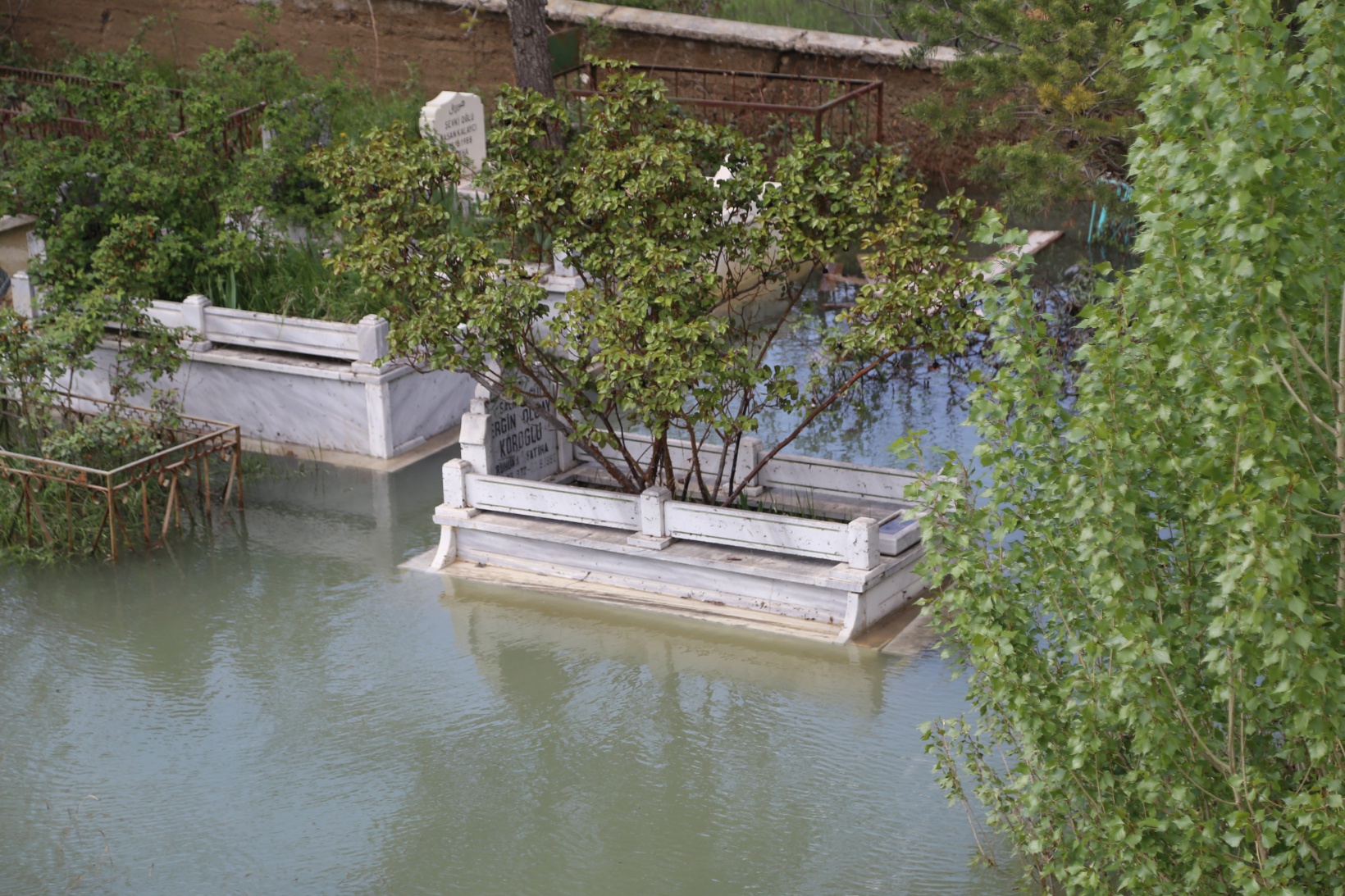 Baraj suları yükselince mezarlıklar sular altında kaldı 3