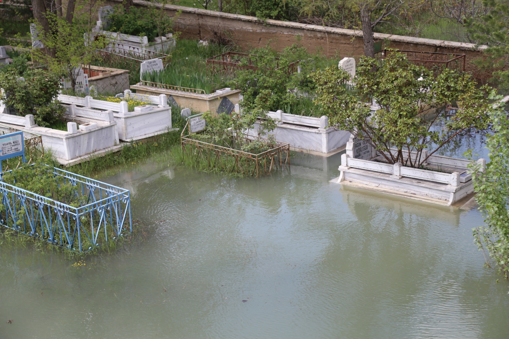 Baraj suları yükselince mezarlıklar sular altında kaldı 7