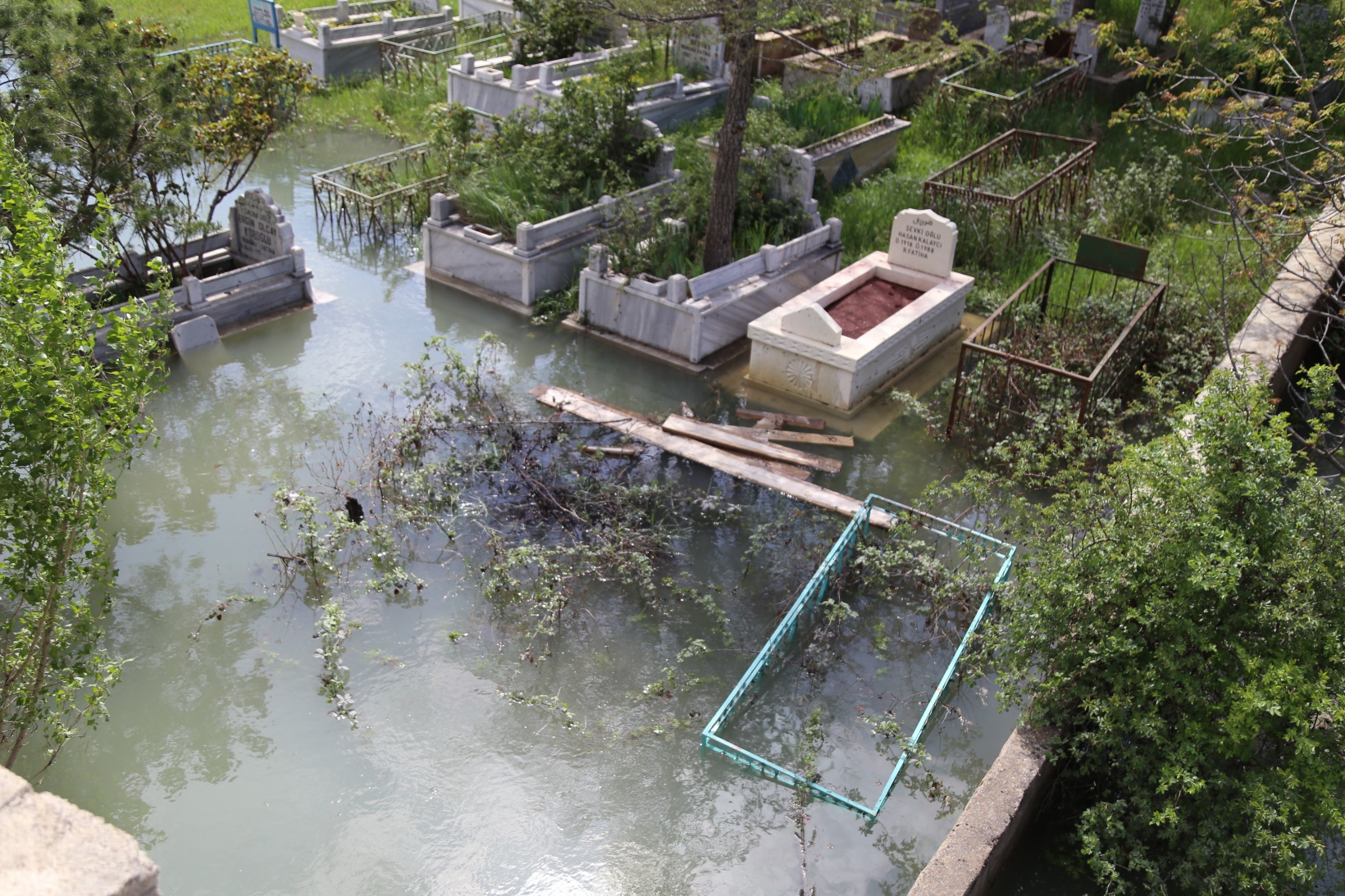 Baraj suları yükselince mezarlıklar sular altında kaldı 8