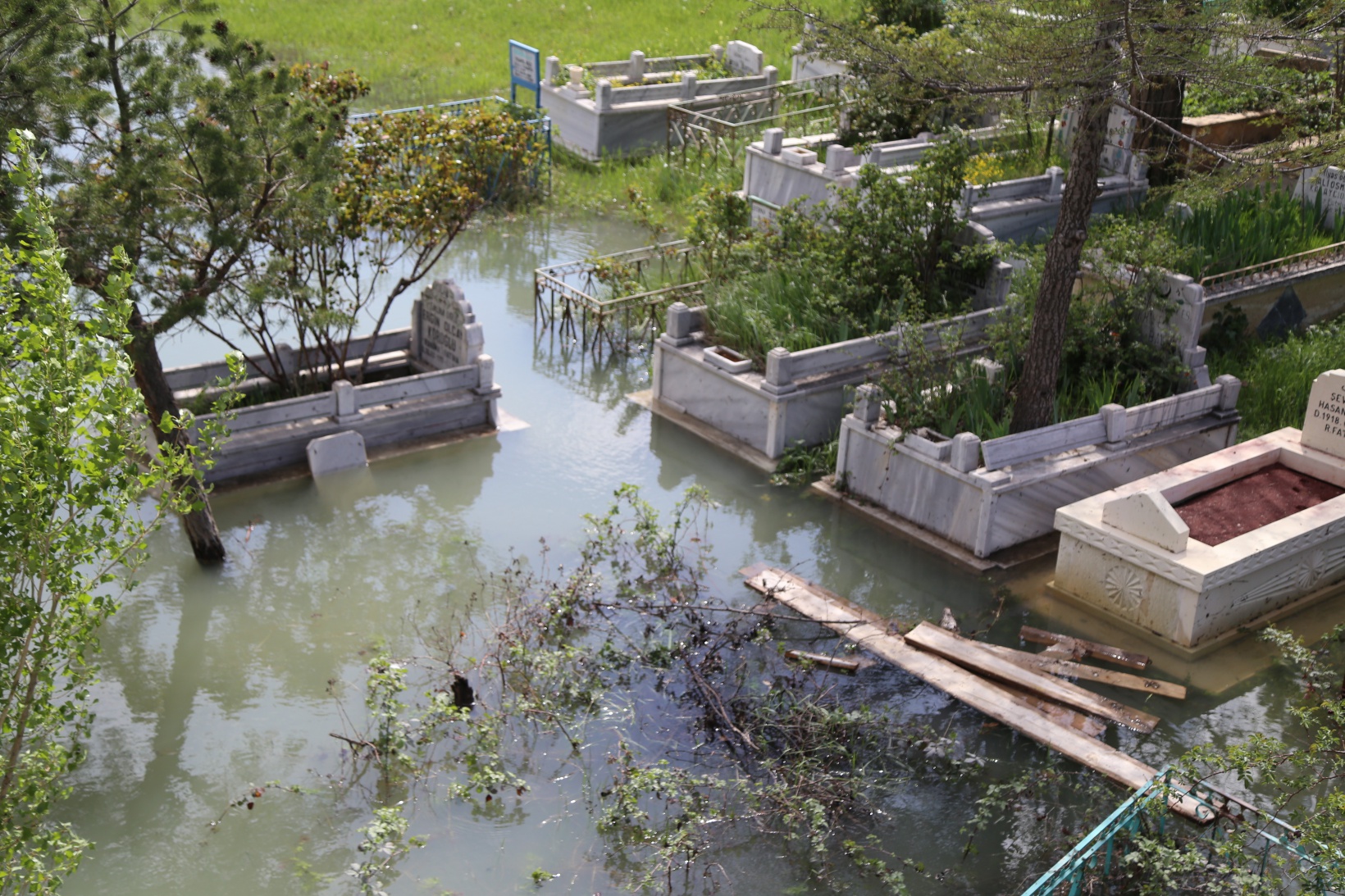 Baraj suları yükselince mezarlıklar sular altında kaldı 4