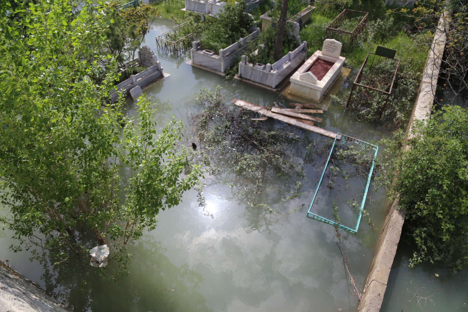 Baraj suları yükselince mezarlıklar sular altında kaldı 12