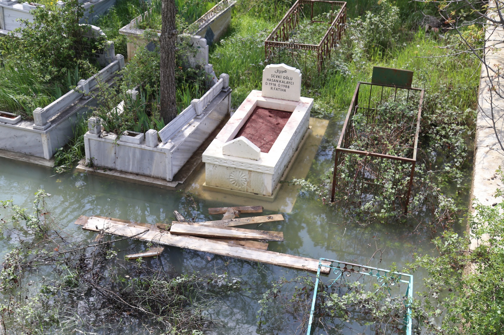 Baraj suları yükselince mezarlıklar sular altında kaldı 5