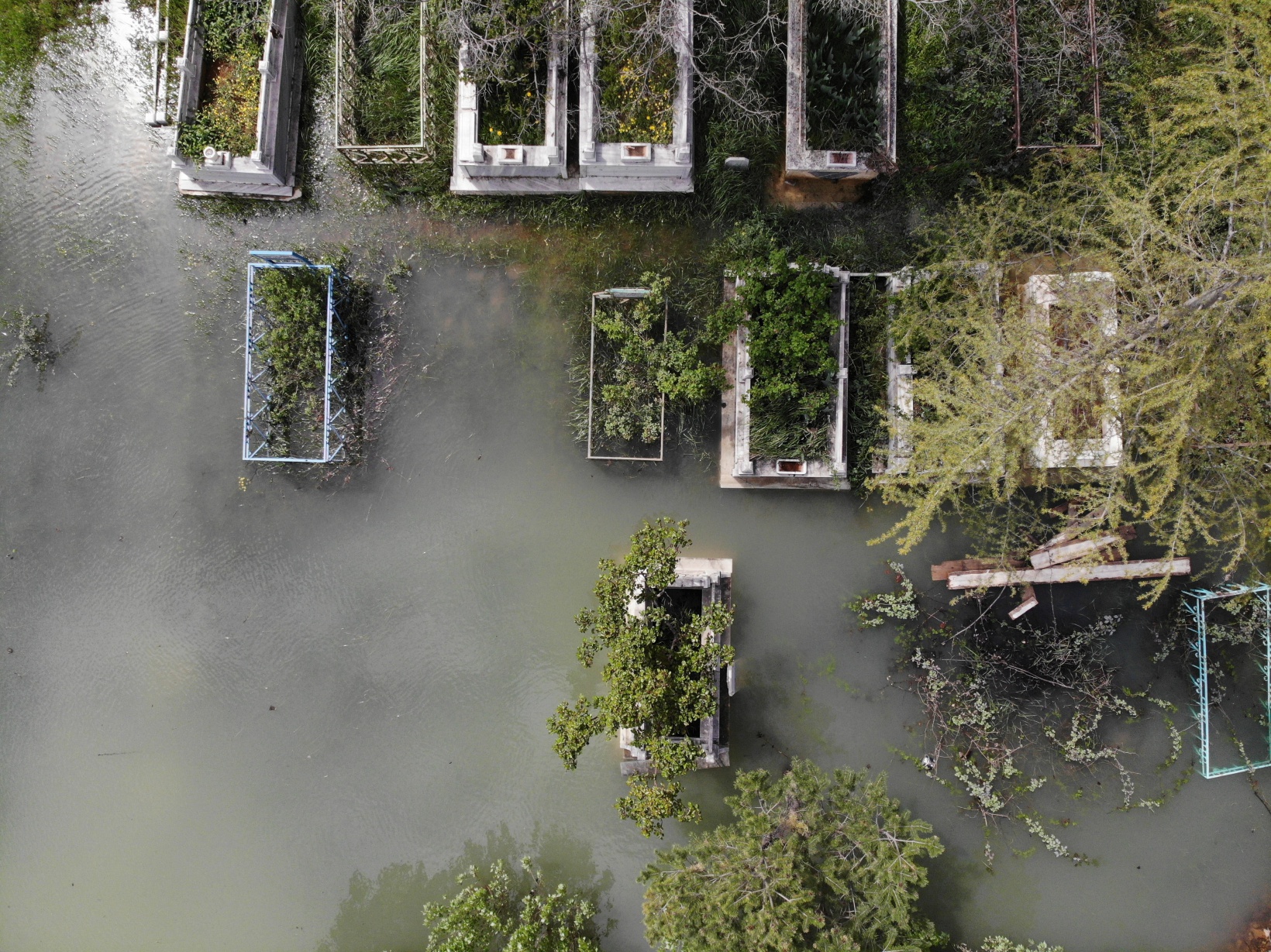 Baraj suları yükselince mezarlıklar sular altında kaldı 9