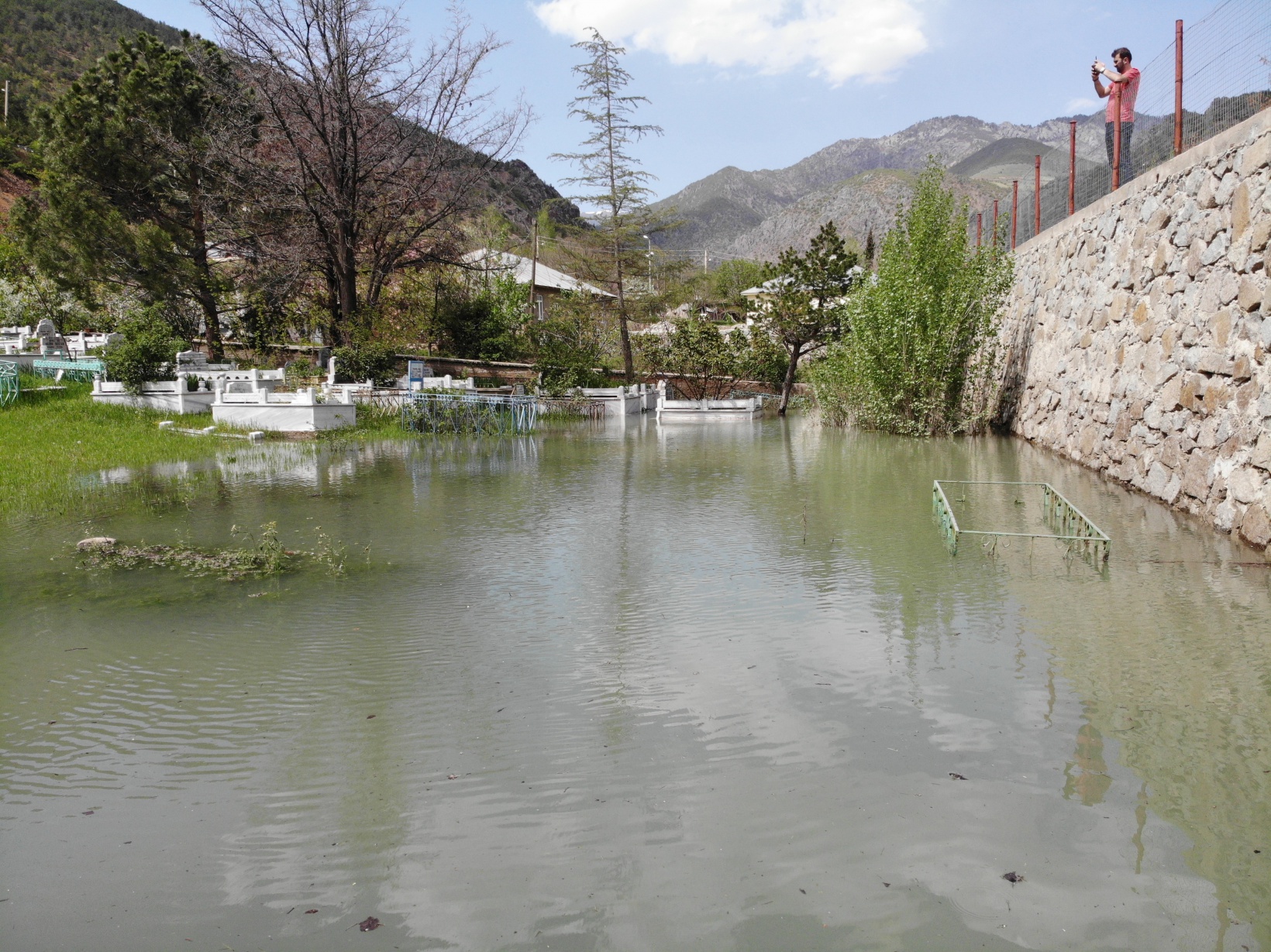 Baraj suları yükselince mezarlıklar sular altında kaldı 6