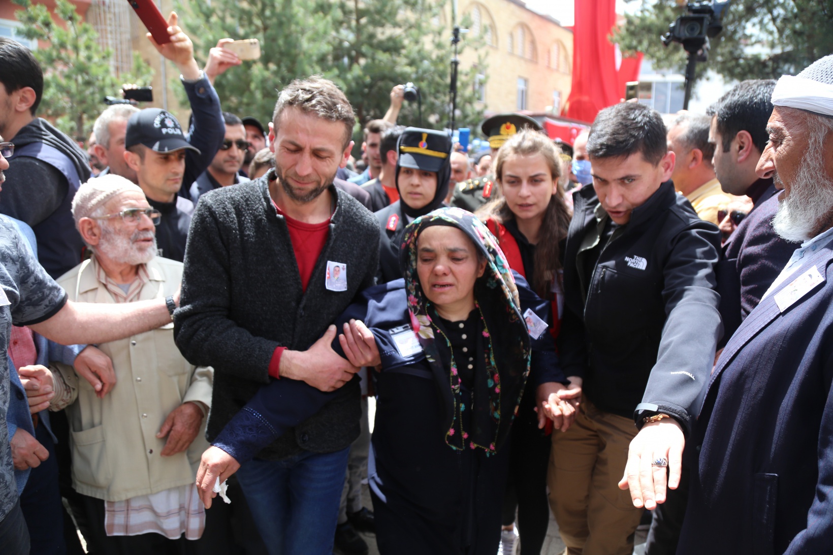 Şehidimiz son yolculuğuna uğurlandı 8