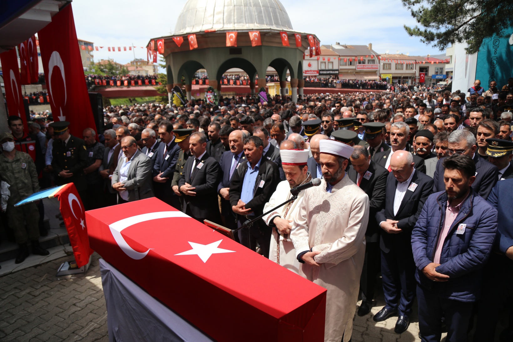 Şehidimiz son yolculuğuna uğurlandı 13