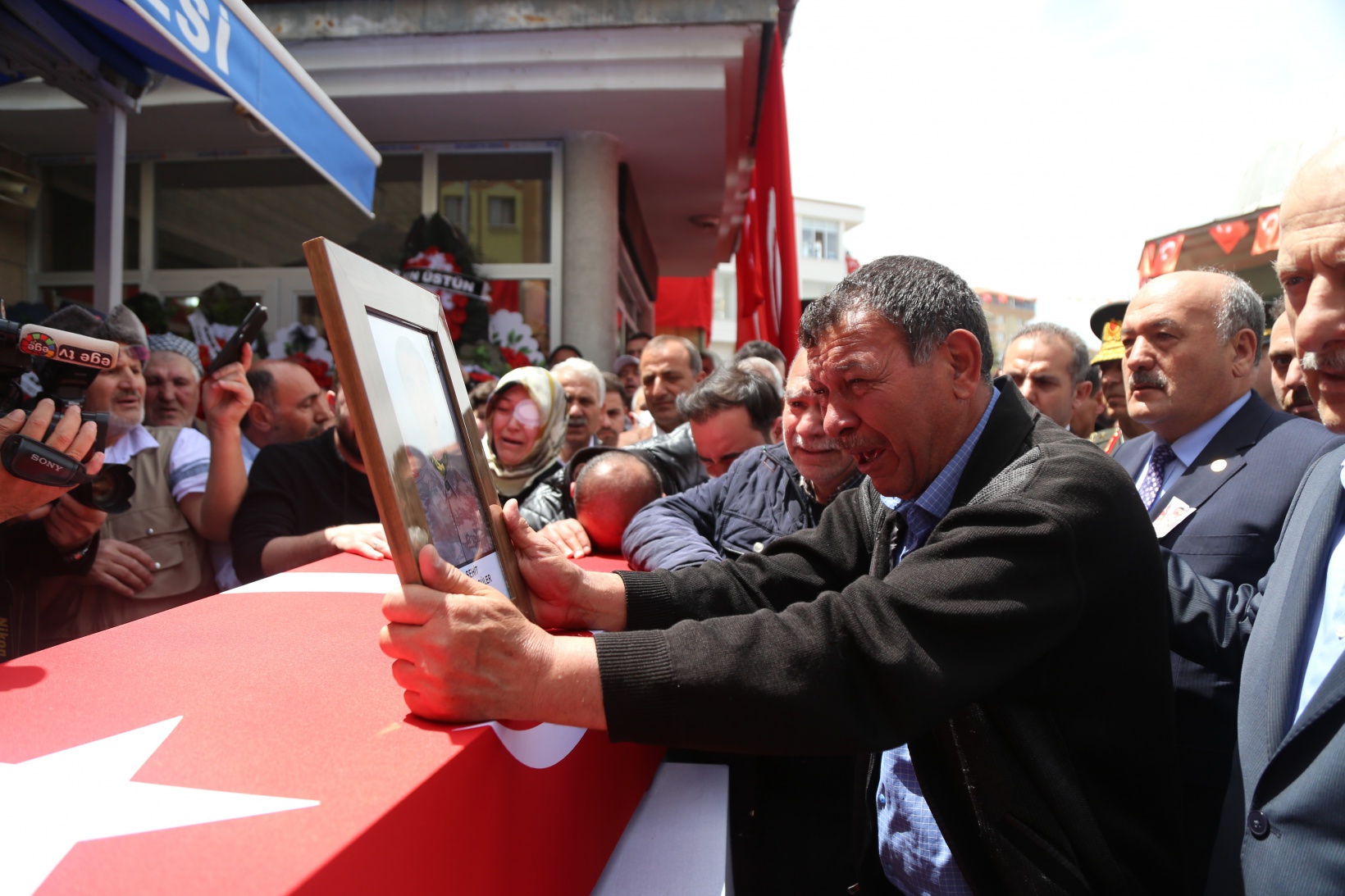 Şehidimiz son yolculuğuna uğurlandı 3